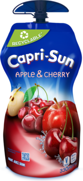 Granatowo-czerwona torebka Capri-Sun Apple & Cherry 330ml, z realistycznymi jabłkami, wiśniami i logo Recyclable.
