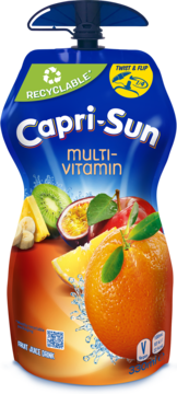 Granatowy napój Capri-Sun Multi-Vitamin w saszetce z widocznymi owocami: pomarańczą, kiwi, jabłkiem. Widok z przodu.