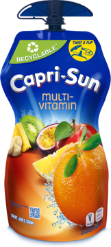 Granatowy napój Capri-Sun Multi-Vitamin w saszetce z widocznymi owocami: pomarańczą, kiwi, jabłkiem. Widok z przodu.