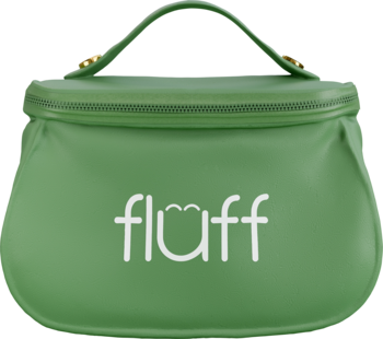Zielona kosmetyczka Fluff z matowego materiału, białe logo FlÜff, złote detale przy rączce, widok frontalny.