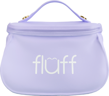 Miękka, lawendowa kosmetyczka Flüff z białym logo w kształcie serca, zapinana na suwak, ujęcie frontalne.