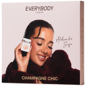 Różowe pudełko zestawu makijażu Everybody London x Aleksandra Sosfa Champagne Chic, modelka z rozświetlaczem.