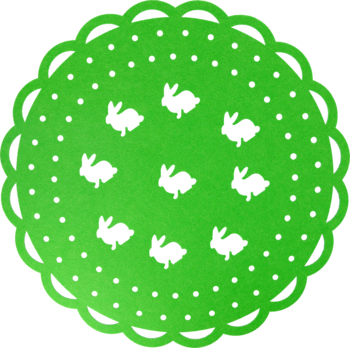 Jasnozielona, okrągła podkładka z falistym brzegiem i teksturowaną powierzchnią, widok z góry.