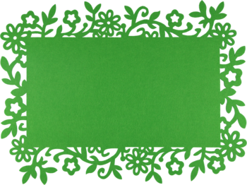 Zielona dekoracyjna ramka w kształcie prostokąta z ażurowym kwiatowym wzorem na czarnym tle.
