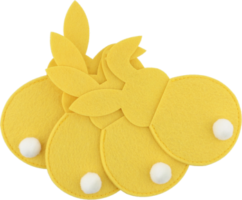 Zestaw żółtych filcowych podkładek w kształcie króliczków z białymi puszystymi ogonkami, ułożonych w stos.