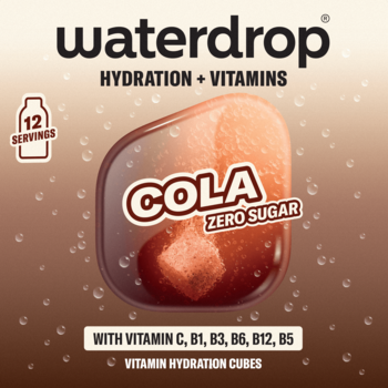 Waterdrop Cola Zero Sugar, kostka nawadniająca z witaminami, na brązowym tle z kropelkami wody.