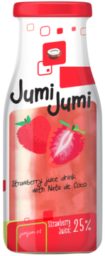 Butelka Jumi Jumi napoju truskawkowego z nata de coco, biała etykieta z truskawkami i czerwonymi detalami, widok z przodu.