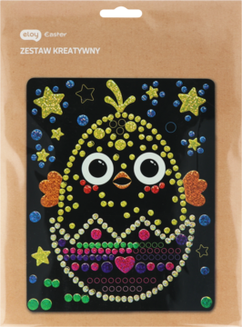 Kreatywny zestaw wielkanocny z pisklakiem w skorupce, ozdobiony brokatowymi naklejkami na czarnym tle, widok z przodu.