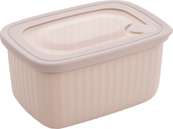 Jasnoróżowy, prostokątny pojemnik na żywność z ryflowanymi bokami i pokrywką z wentylem, ukośne ujęcie z góry.