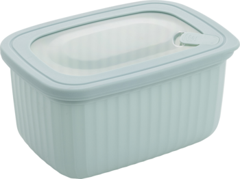 Prostokątny pojemnik na żywność w pastelowym błękicie, z ryflowanymi bokami i przezroczystą pokrywką z klapką, widok z boku.