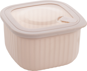 Jasnoróżowy kwadratowy pojemnik na żywność z żebrowanymi bokami i zamykaną pokrywką, widok z góry pod kątem.