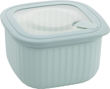 Jasnoniebieski, kwadratowy pojemnik na żywność z ryflowanymi bokami i półprzezroczystą pokrywką z zatrzaskiem.