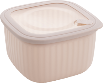 Kwadratowy pojemnik na żywność z tworzywa w pastelowym różu, z żłobieniami i przezroczystą pokrywką, widok z góry.