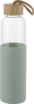 Szklana butelka na wodę z bambusową zakrętką i beżową pętelką, w pastelowym zielonym silikonowym pokrowcu.