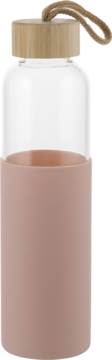 Szklana butelka na wodę z jasnoróżowym silikonowym rękawem, drewnianą zakrętką i pętelką, widok z przodu.