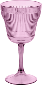 Różowy kielich z transparentnego tworzywa, z pionowymi żłobieniami, elegancką zdobioną nóżką, widok z przodu.