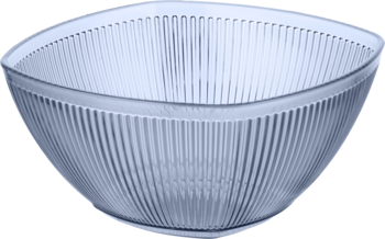 Przezroczysta, lekko błękitna miska o kwadratowym kształcie z pionowymi żłobieniami, widok z boku pod kątem.