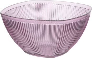 Różowa, kwadratowa miska z przeźroczystego plastiku z pionowymi żłobieniami, widok z góry pod kątem.