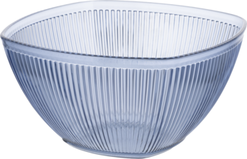 Kwadratowa, przezroczysta miska z niebieskawym odcieniem i pionowymi żebrowaniami, do serwowania, ujęcie pod kątem.