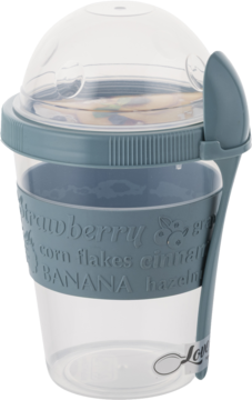 Dwukomorowy pojemnik na jogurt z przezroczystymi ściankami, niebieski pierścień i łyżeczka. Napisy 'strawberry'.