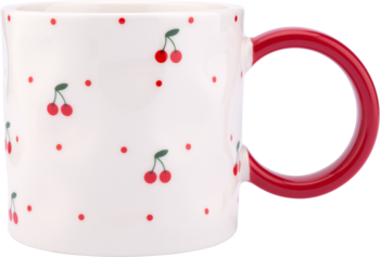 Biały ceramiczny kubek z uchwytem w kolorze czerwonym, ozdobiony wzorem wiśni i czerwonych kropek, widok z boku.