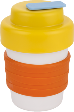Biały kubek wielorazowy z pomarańczową, ryflowaną opaską, żółtą pokrywką i błękitnym uchylnym ustnikiem. Widok pod kątem.