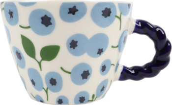 Biały kubek ceramiczny z niebieskimi jagodami i zielonymi listkami, z granatowym, skręconym uchem, widok z boku.