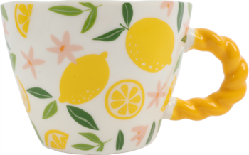 Biały ceramiczny kubek z żółtym, plecionym uchwytem, ozdobiony cytrynami, liśćmi i różowymi kwiatami, widok z boku.