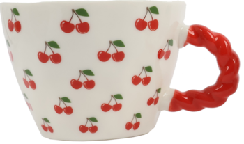 Biały ceramiczny kubek z wzorem czerwonych wisienek i skręconym, czerwonym uchwytem, widok z boku.