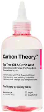 Carbon Theory Tea Tree Oil & Citric Acid Facial Purifying Tonic w przezroczystej butelce z różowym osadem.