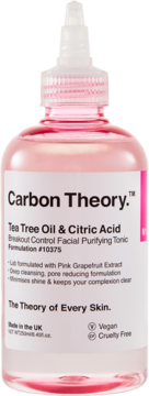 Tonik Carbon Theory Tea Tree Oil & Citric Acid w przezroczystej butelce z różowym płynem, widok z przodu.