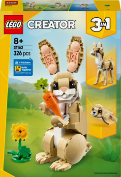 LEGO Creator 3w1 Zajączek 31162: beżowy królik z klocków LEGO trzyma marchewkę. Alternatywne modele: pies i wielbłąd.