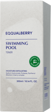 Biały karton tonera EQQUALBERRY SWIMMING POOL 300ml, nawilżający, złuszczający, widok pod kątem z logo.