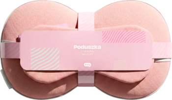 Różowa poduszka podróżna rogalka owinięta papierową etykietą z napisem 'Poduszka', widok z góry.