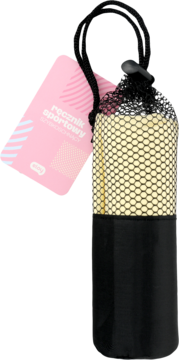 Ręcznik sportowy w czarnym etui, góra z żółtą siateczką, widok z przodu z częściowo widoczną etykietą.