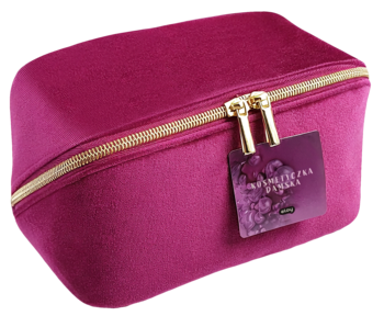 Fuksjowa aksamitna kosmetyczka z prostokątnym kształtem, złotym zamkiem i ozdobną metką, widok z przodu.
