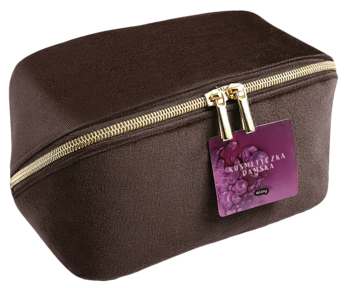 Brązowa, prostokątna kosmetyczka ze złotym zamkiem i fioletową metką, widok z przodu pod kątem.