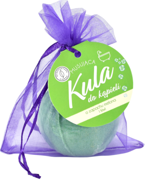 Zielona kula do kąpieli o zapachu melona i kiwi w przezroczystym, fioletowym woreczku z etykietą, widok z przodu.