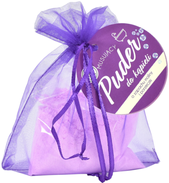 Fioletowy musujący puder do kąpieli o zapachu maliny i porzeczki w transparentnym woreczku z organzy, widok z przodu.