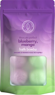 Fioletowa saszetka z przezroczystym oknem, pokazująca 4 kule do kąpieli blueberry, mango, różowe i zielone.