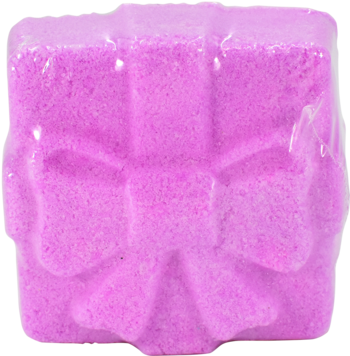 Różowy prezent do kąpieli 70g w kształcie kostki z wytłoczoną kokardą. Zapach: wanilia i kwiat pomarańczy. Zbliżenie.