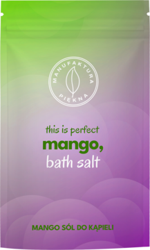 Fioletowo-zielona torebka soli do kąpieli Manufaktura Piękna Mango, z białym napisem 'this is perfect mango, bath salt'.