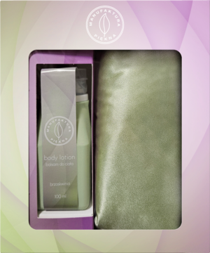 Zestaw prezentowy: balsam do ciała Manufaktura Piękna 100ml i zielony, jedwabisty ręcznik w pudełku.