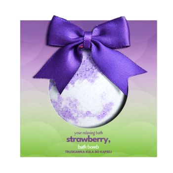 Fioletowo-zielone opakowanie prezentowe z kokardą, odsłaniające truskawkową kulę do kąpieli z fioletowymi drobinkami.