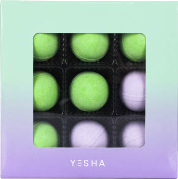 Zestaw Yesha kul do kąpieli w pudełku: 6 zielonych korzennych, 3 fioletowe lawenda-pomarańcza, widok z przodu.