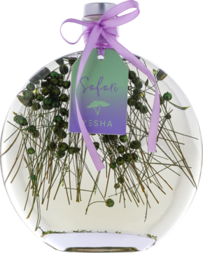 Przezroczysta, okrągła butelka olejku do kąpieli Yesha Safari z zielonymi botanicznymi dodatkami i fioletową wstążką.