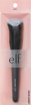Pędzel e.l.f. Camo Liquid Blush, skośny, czarny z gęstymi szarymi włoskami, w przezroczystym opakowaniu na różowym tle.