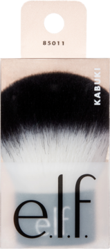 Zbliżenie na pędzel kabuki e.l.f. z czarno-białym, miękkim włosiem, widocznym napisem KABUKI, logo i etykietą 85011.