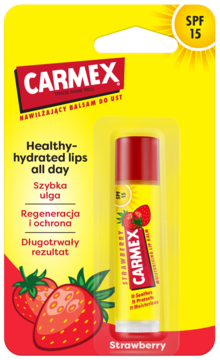 Żółto-czerwone opakowanie blistrowe balsamu do ust Carmex Strawberry w sztyfcie z SPF 15, z motywem truskawek.