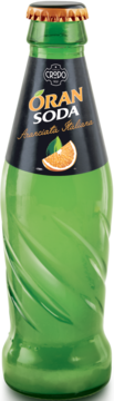 Zielona butelka Crispo Oran Soda Aranciata Italiana z czarną etykietą i plasterkiem pomarańczy, widok z przodu.